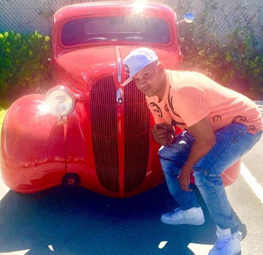A picture of Cuban Link with a car.